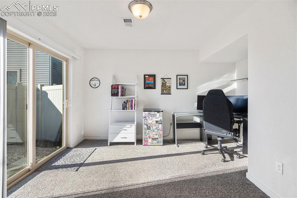 Image 29 of 36: Office