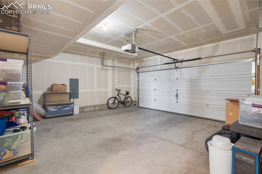 Image 36 of 36: Garage