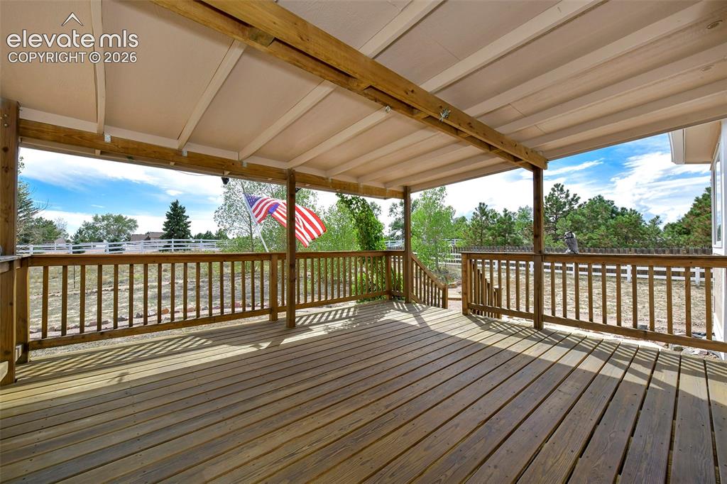 Image 5 of 50: Deck