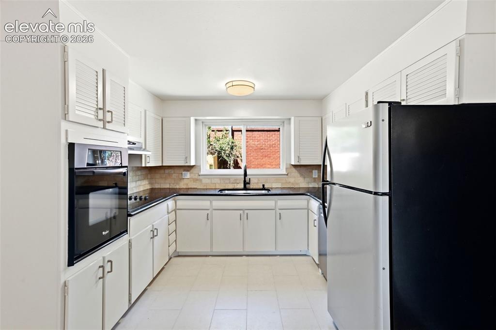 Image 12 of 50: Kitchen