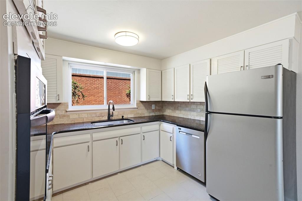 Image 13 of 50: Kitchen