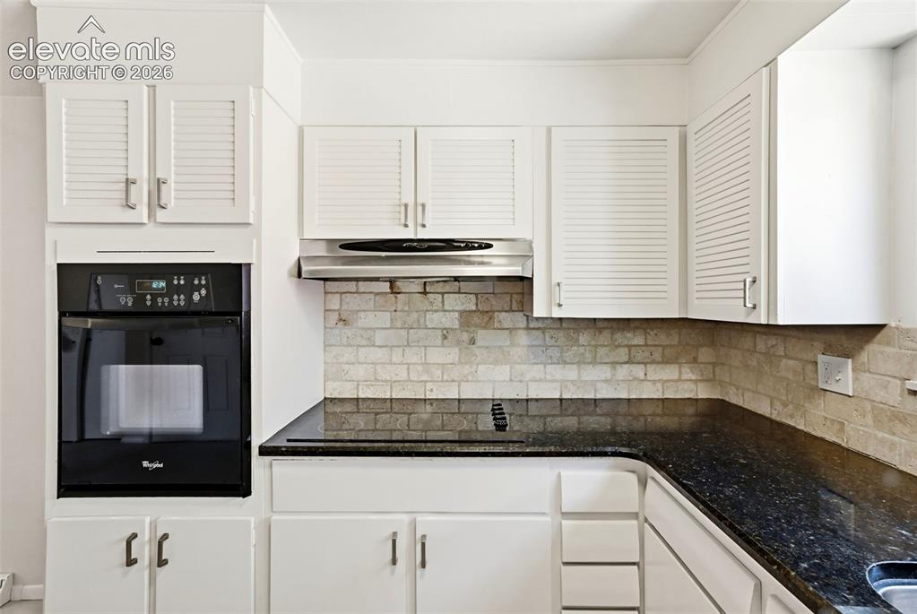 Image 14 of 50: Kitchen