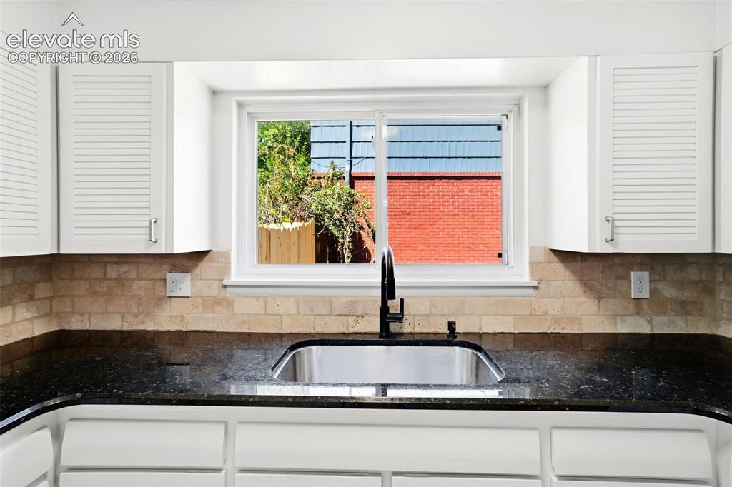 Image 15 of 50: Kitchen