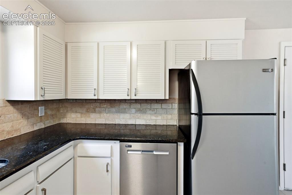 Image 16 of 50: Kitchen
