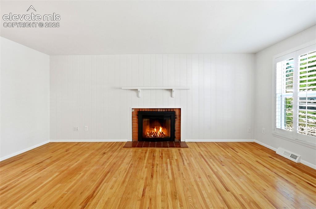 Image 6 of 50: Living Room