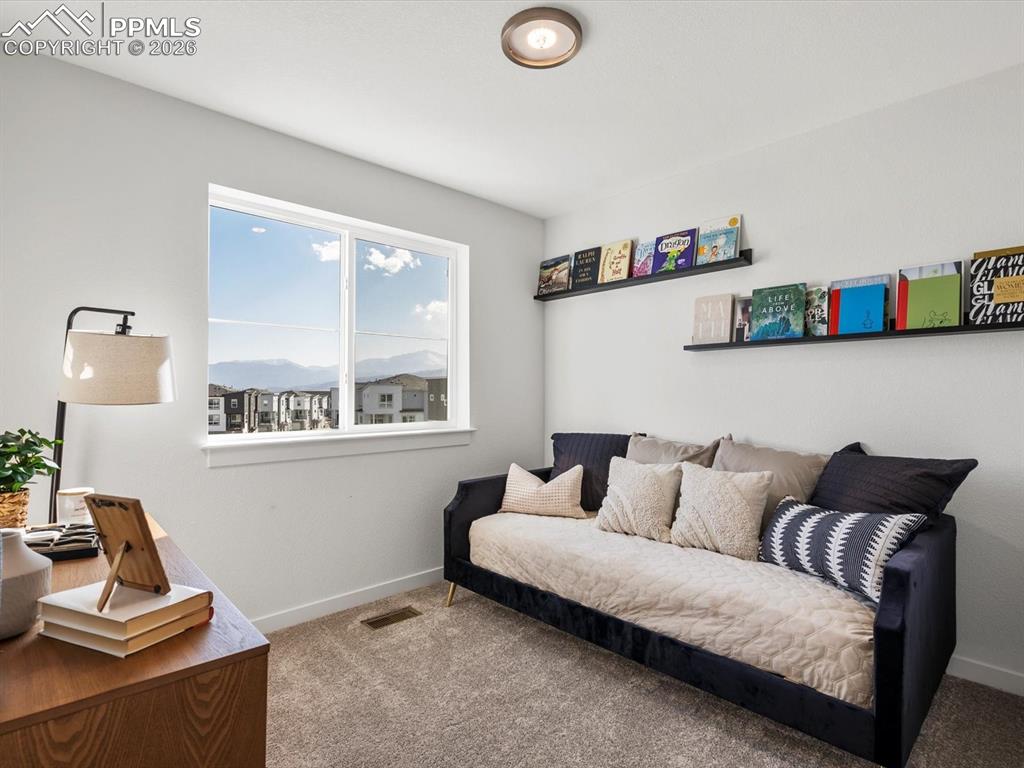 Image 7 of 12: Sitting Room