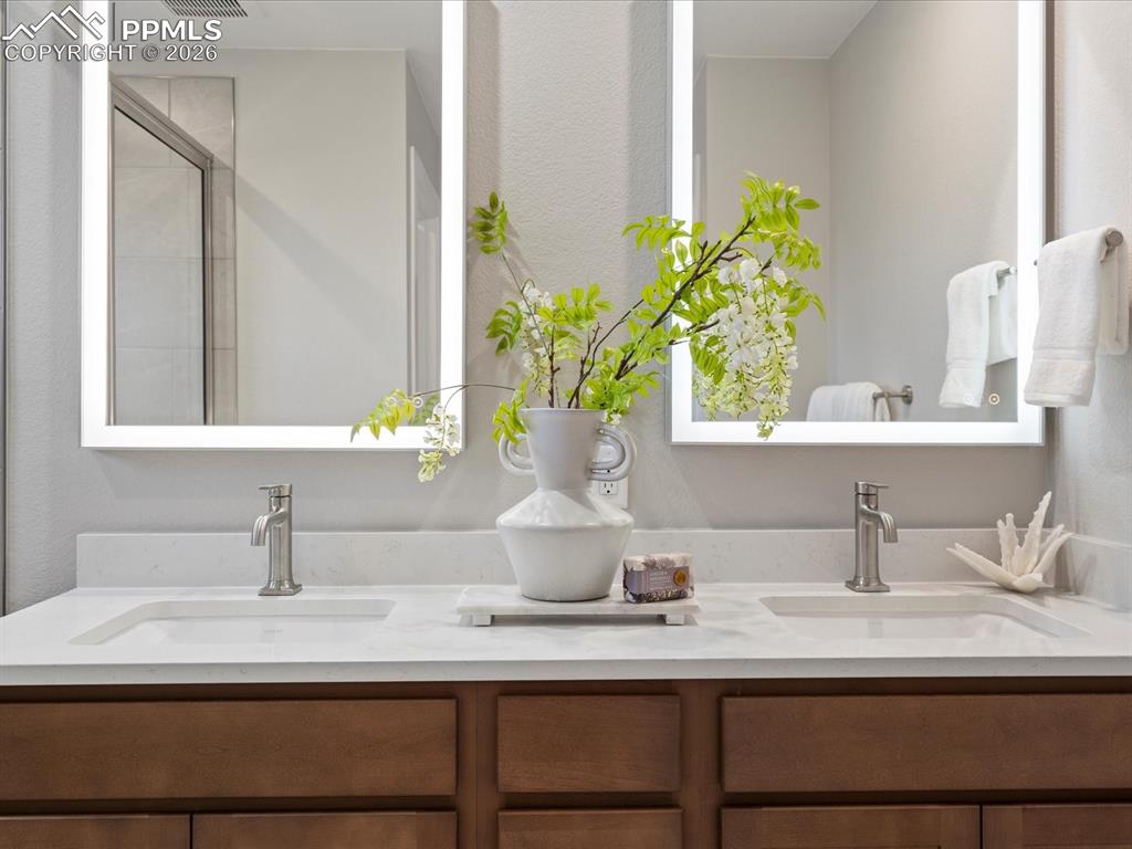 Image 9 of 12: Bathroom