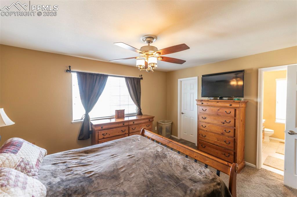 Image 16 of 50: Bedroom