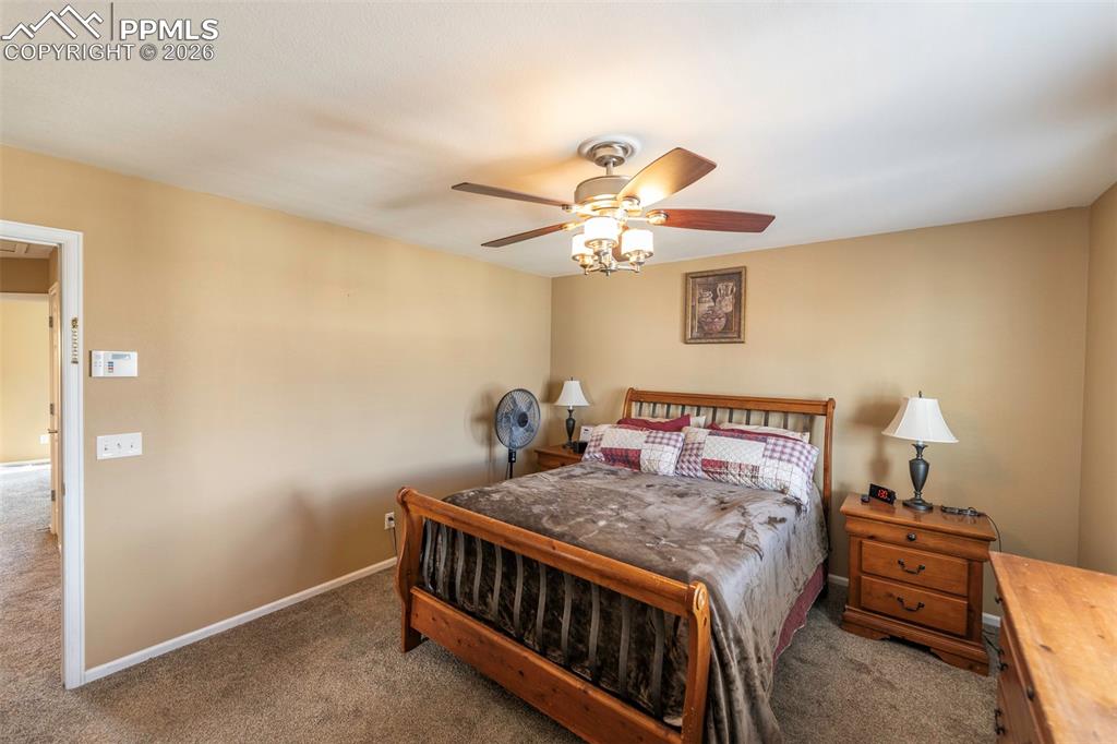 Image 17 of 50: Bedroom