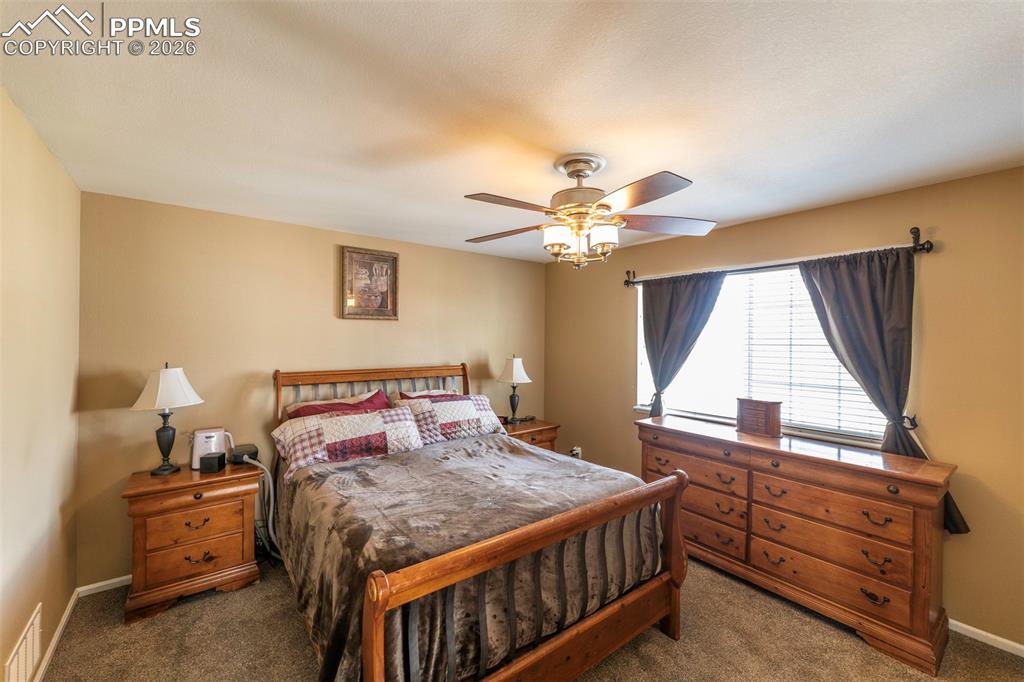 Image 18 of 50: Bedroom