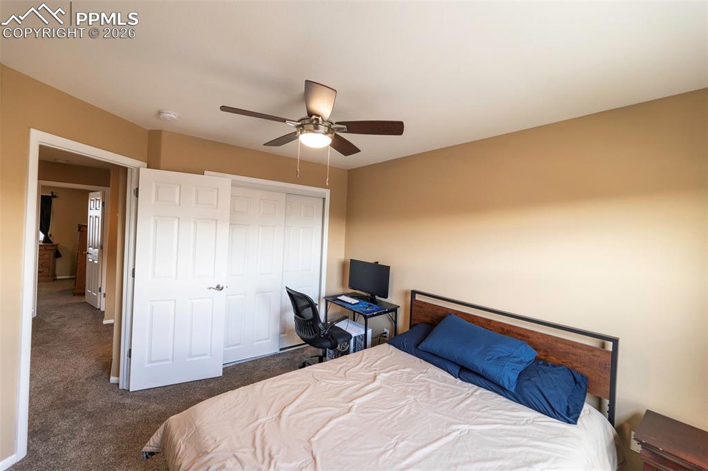 Image 23 of 50: Bedroom