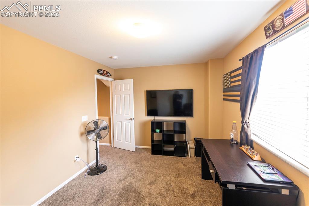 Image 34 of 50: Office