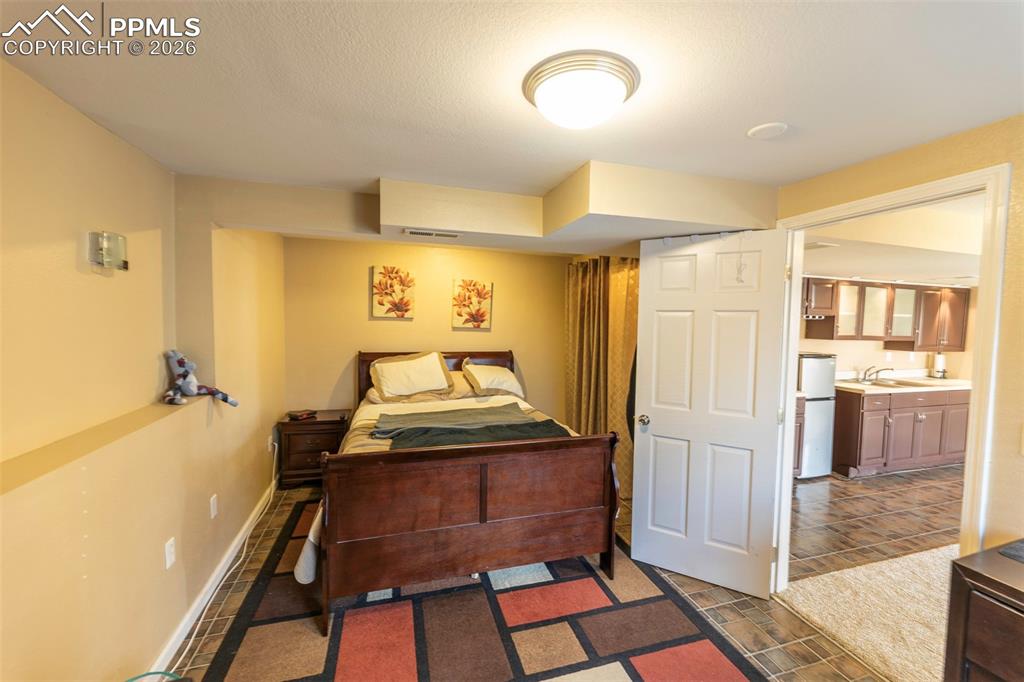 Image 39 of 50: Bedroom