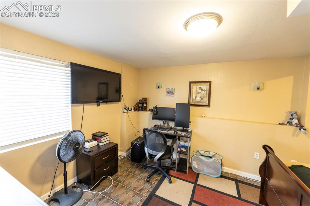 Image 42 of 50: Office