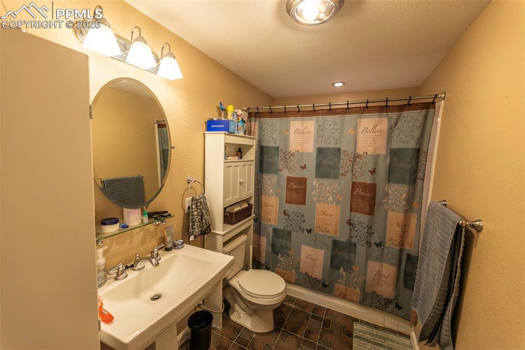 Image 43 of 50: Bathroom