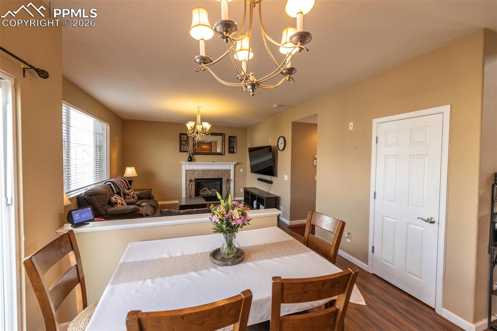 Image 8 of 50: Dining Area