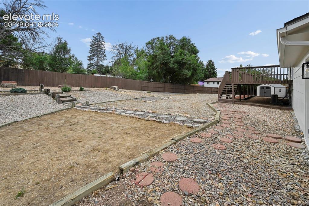 Image 11 of 16: Yard