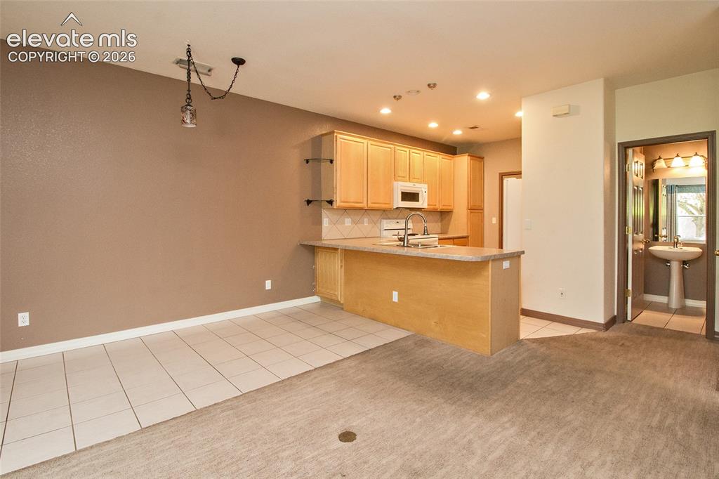 Image 13 of 36: Kitchen
