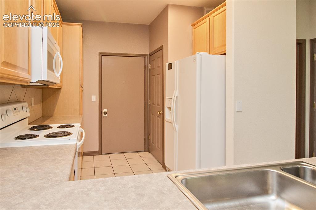 Image 15 of 36: Kitchen