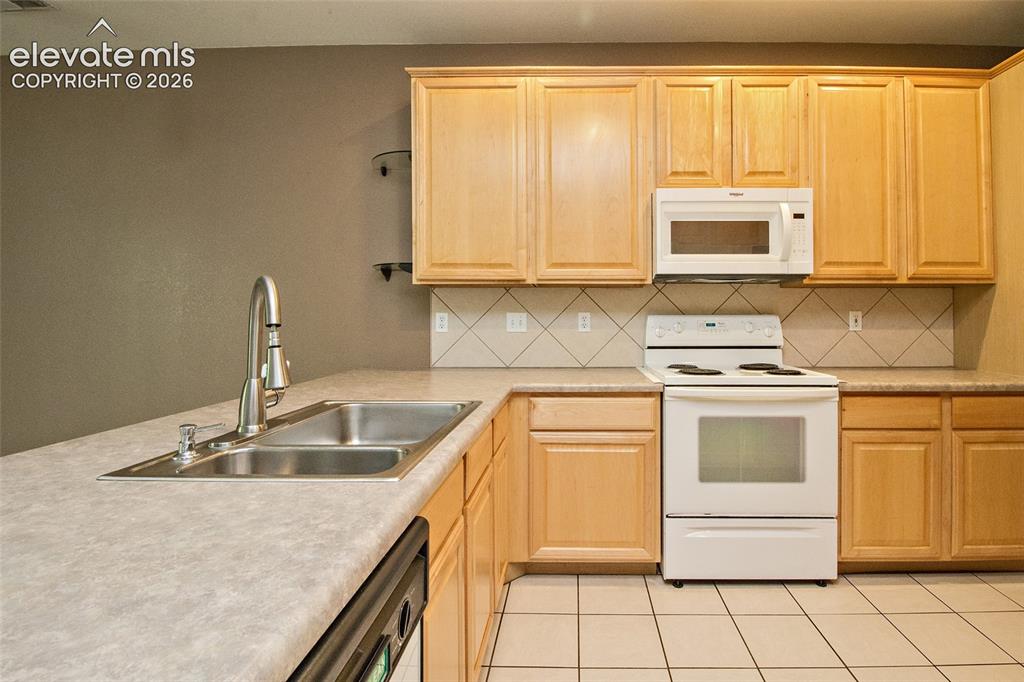 Image 16 of 36: Kitchen