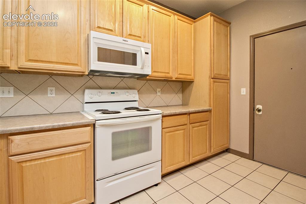 Image 17 of 36: Kitchen