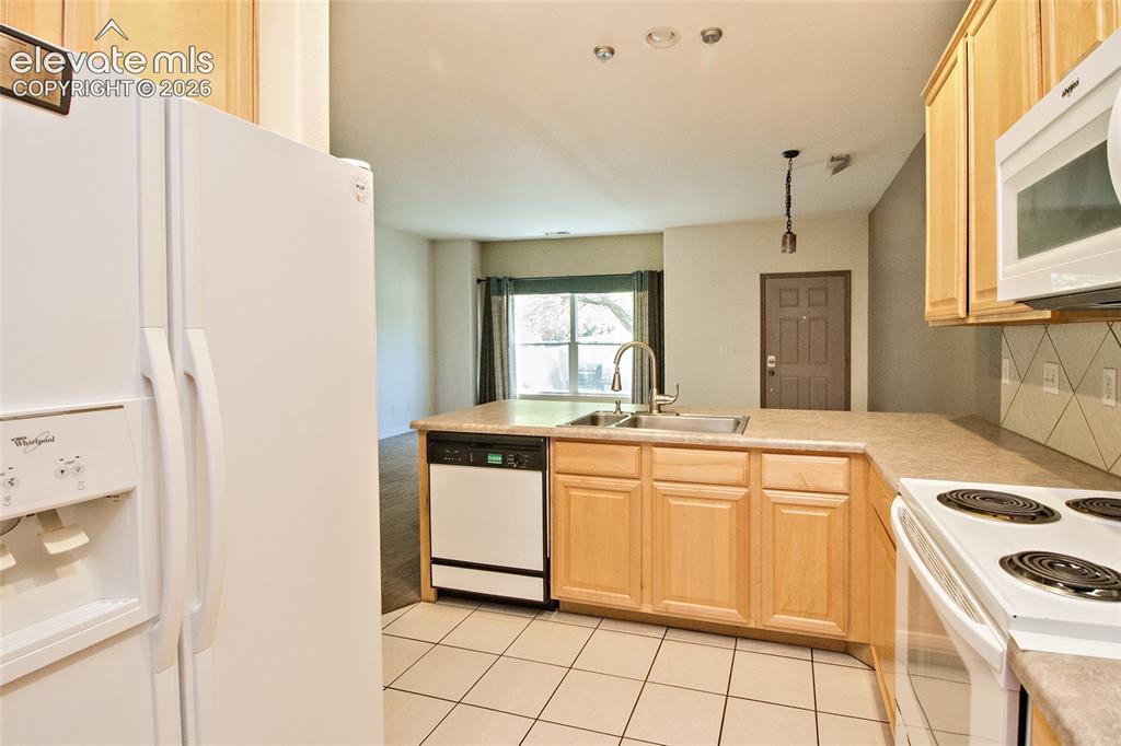 Image 18 of 36: Kitchen