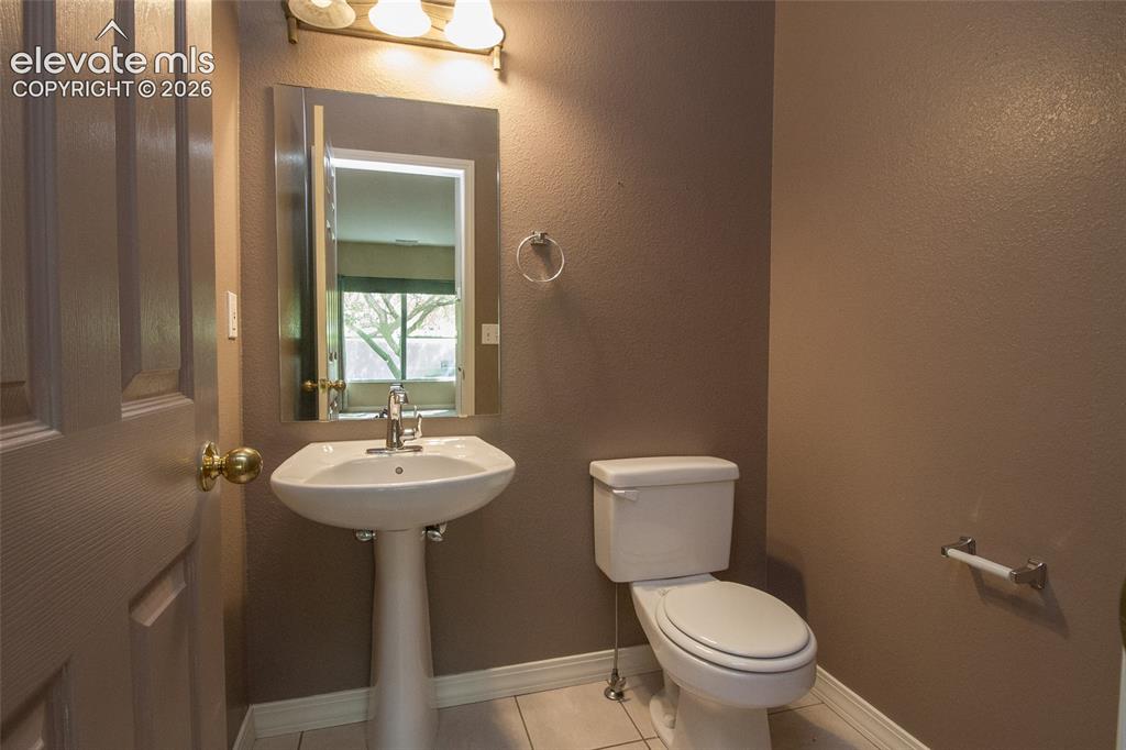 Image 19 of 36: Bathroom