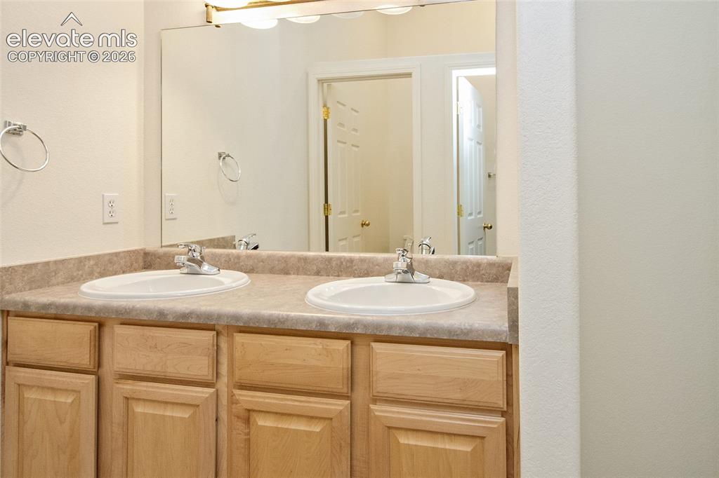 Image 24 of 36: Bathroom