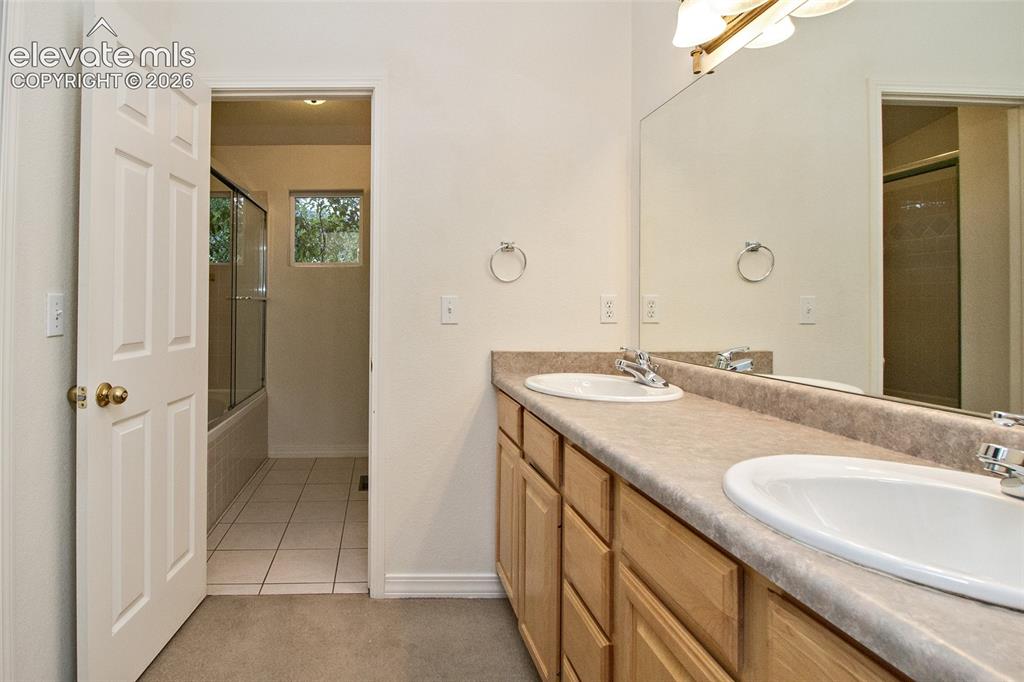 Image 25 of 36: Bathroom