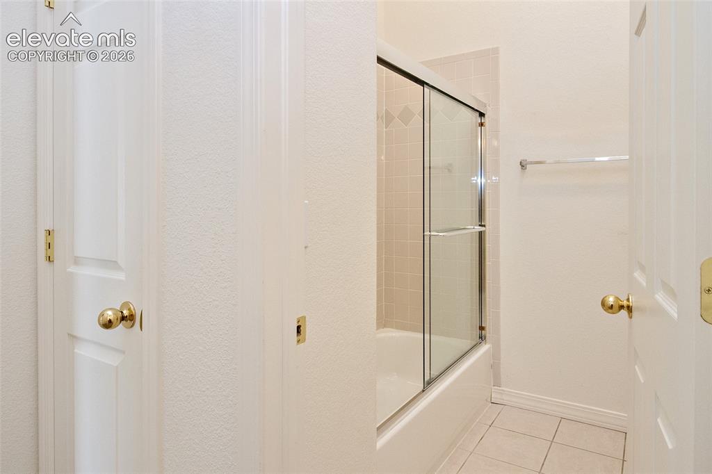 Image 31 of 36: Bathroom