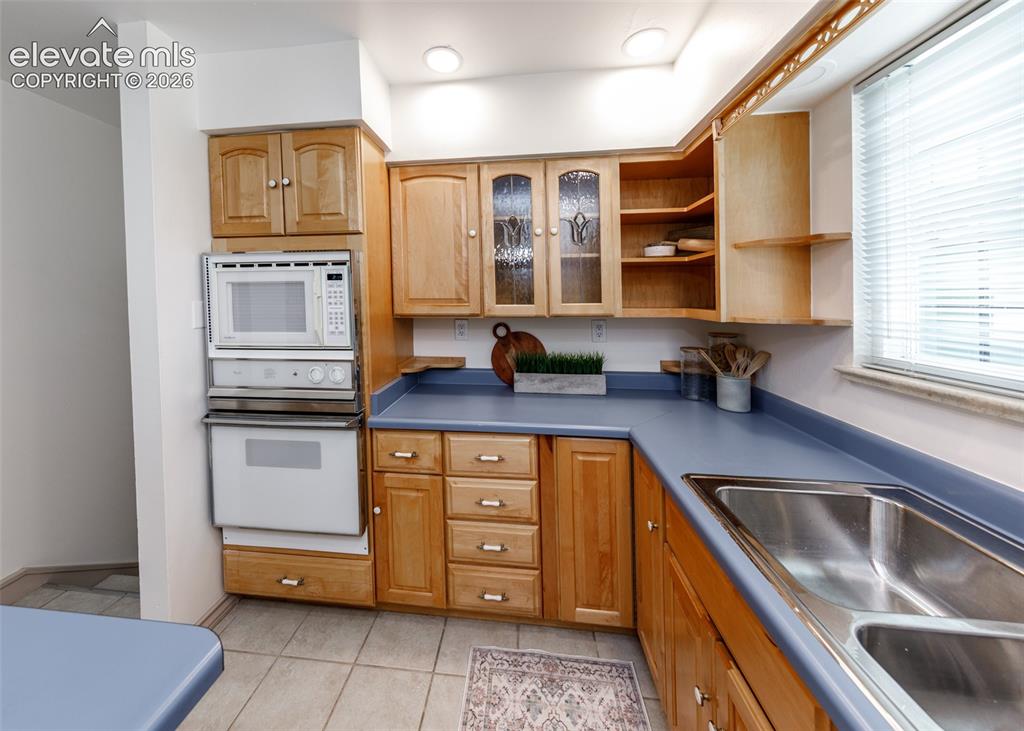 Image 14 of 45: Kitchen
