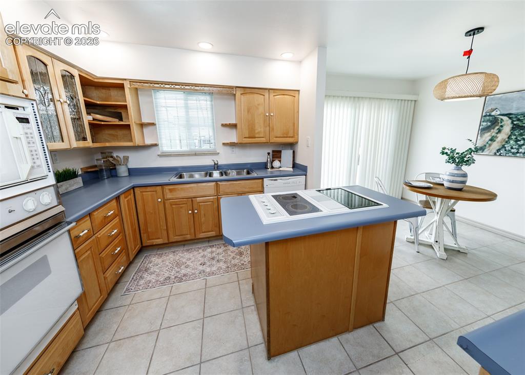 Image 16 of 45: Kitchen