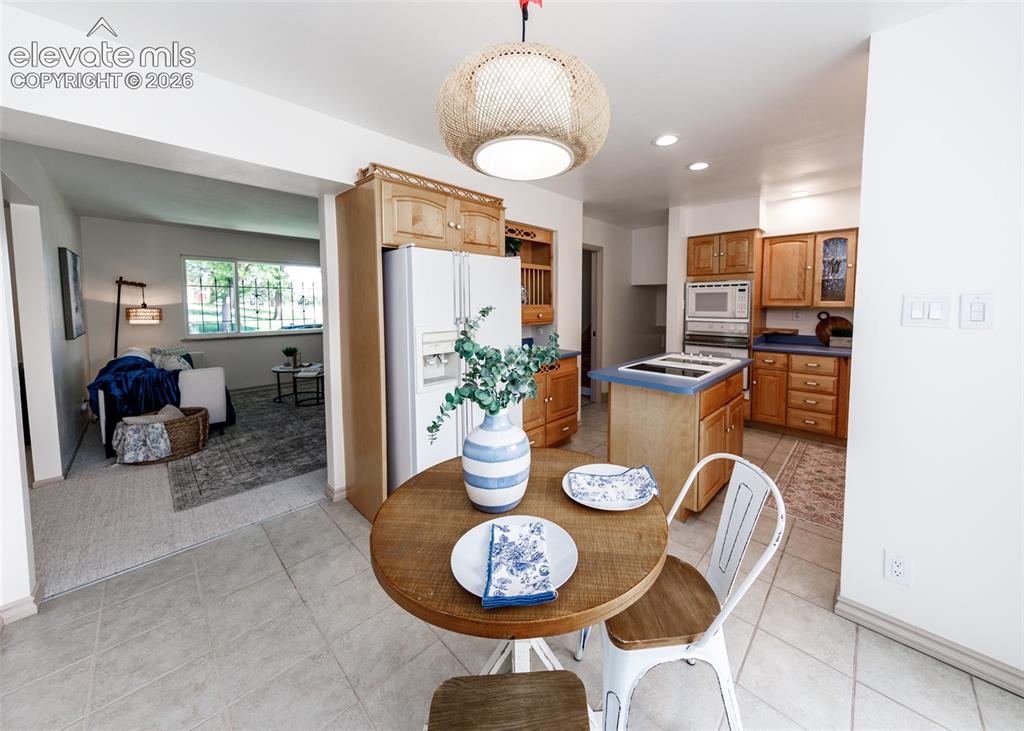 Image 18 of 45: Dining Area