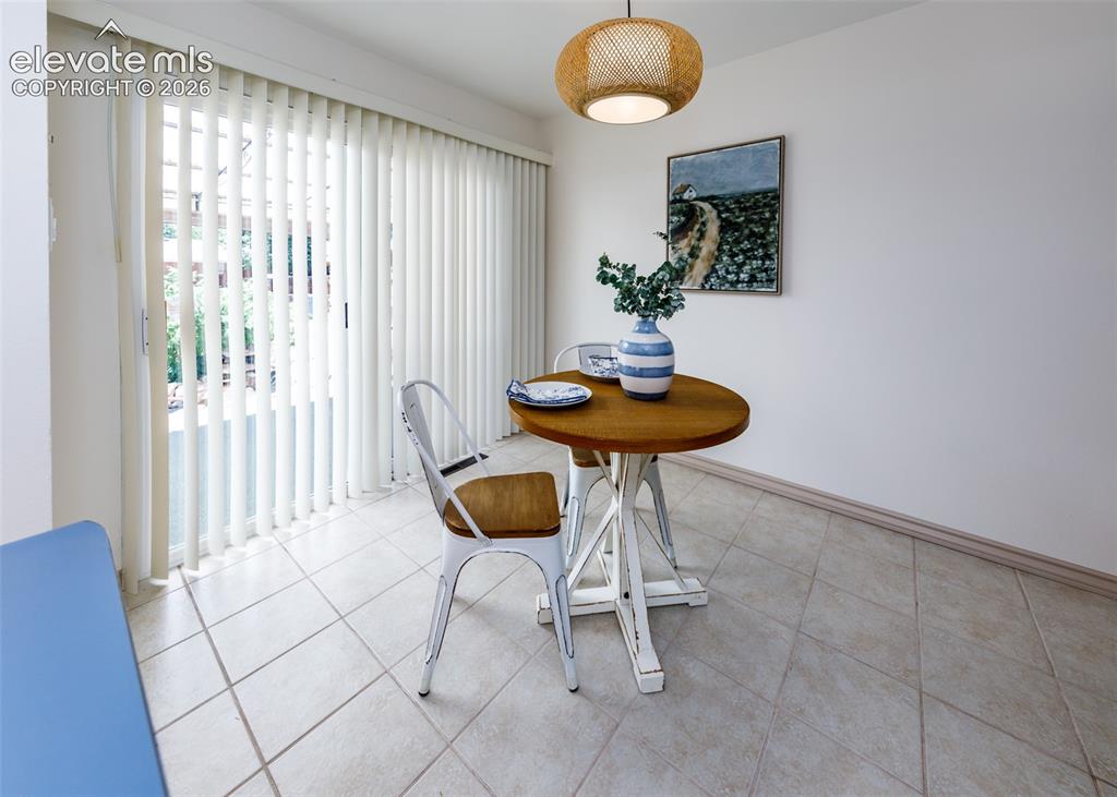 Image 19 of 45: Dining nook