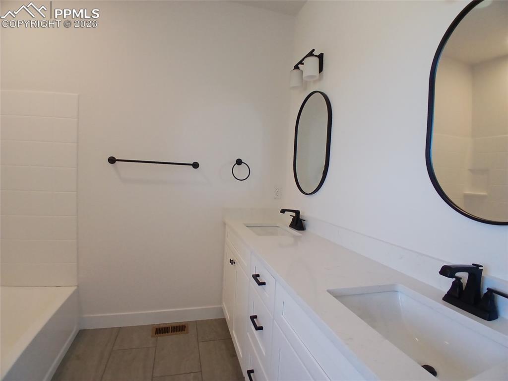 Image 18 of 36: Bathroom