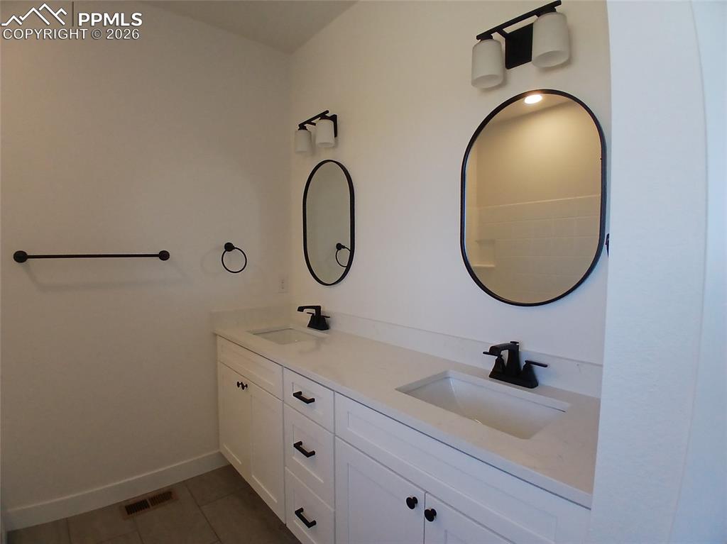 Image 19 of 36: Bathroom