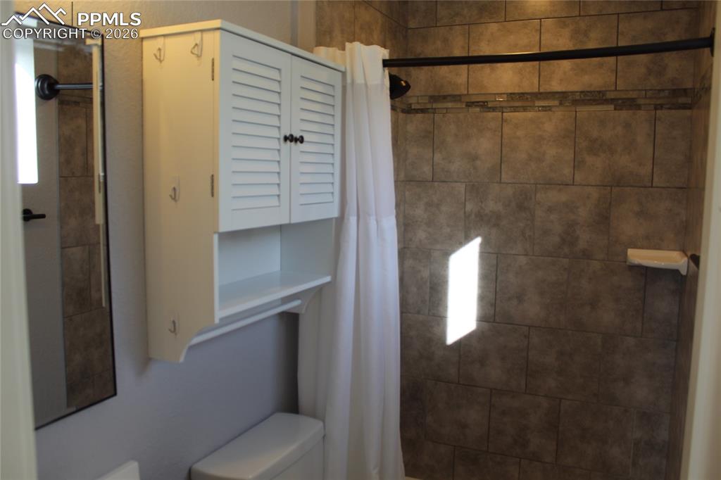 Image 21 of 44: Bathroom