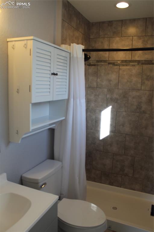 Image 22 of 44: Bathroom