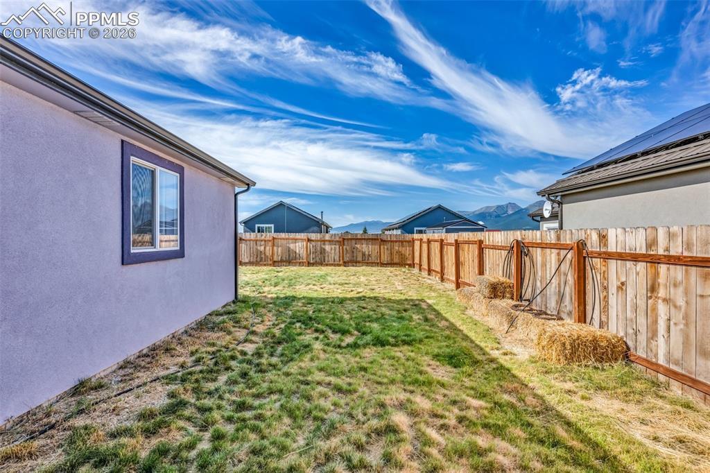 Image 27 of 44: Yard