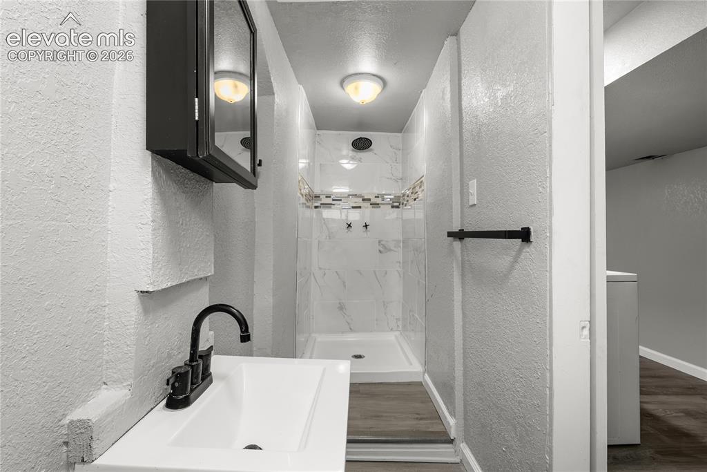 Image 18 of 36: Bathroom