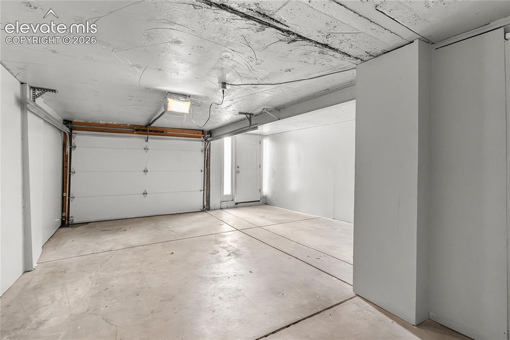 Image 20 of 36: Garage
