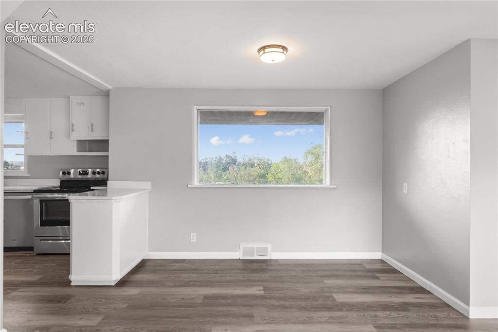 Image 8 of 36: Dining Area