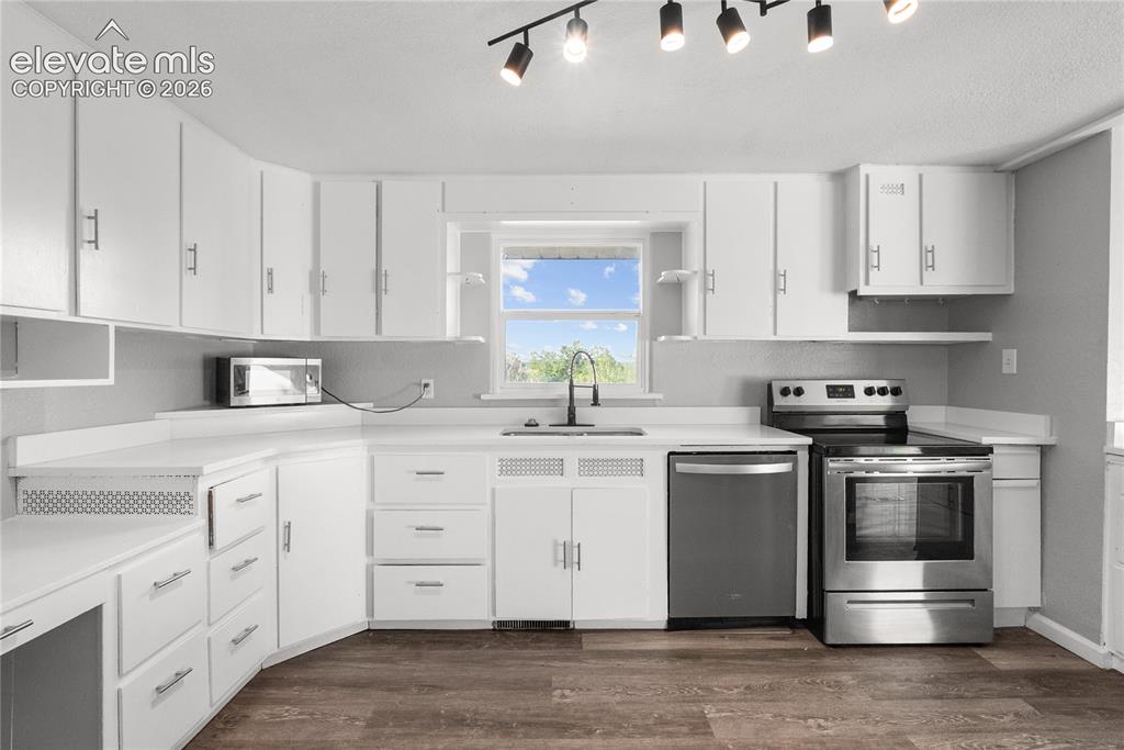 Image 9 of 36: Kitchen