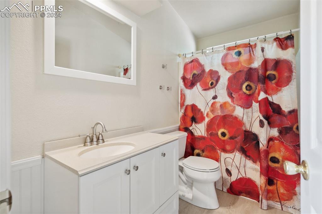 Image 21 of 32: Full Bathroom