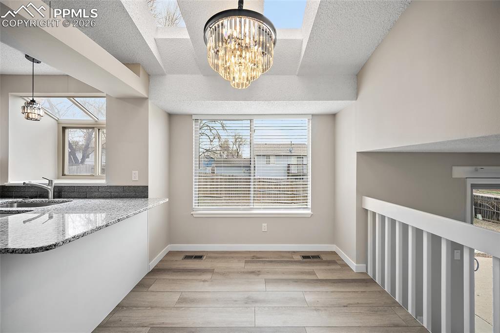 Image 14 of 38: Dining Area