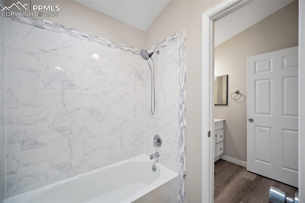 Image 28 of 38: Bathroom