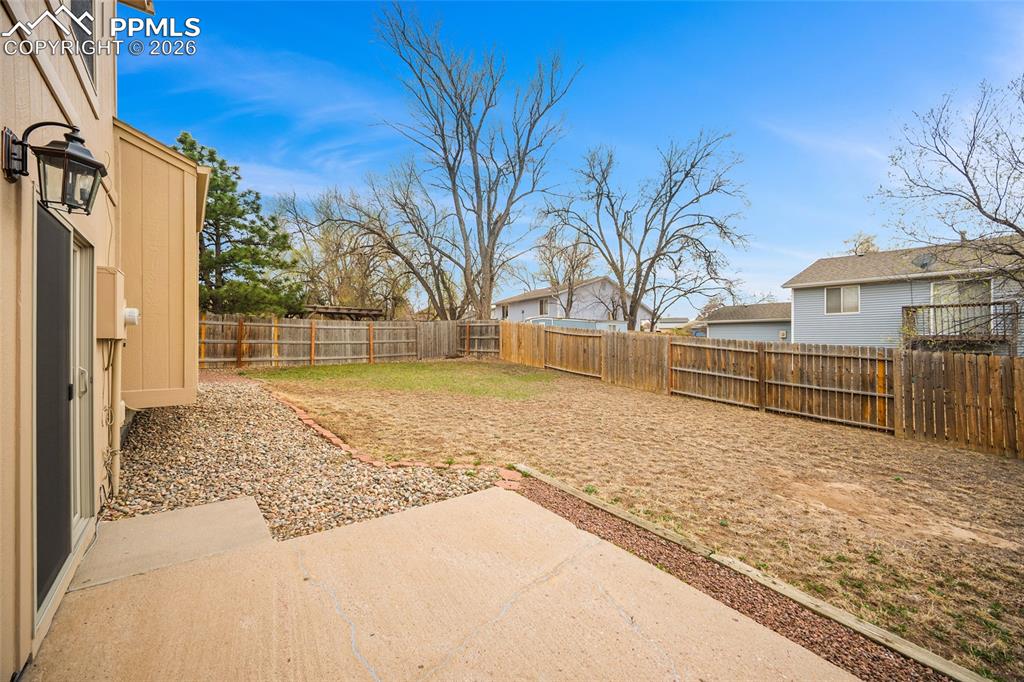 Image 37 of 38: Yard