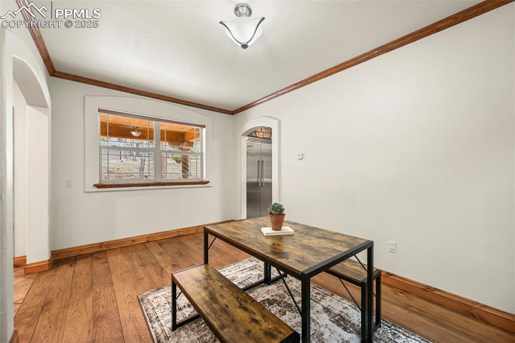 Image 14 of 43: Dining Area