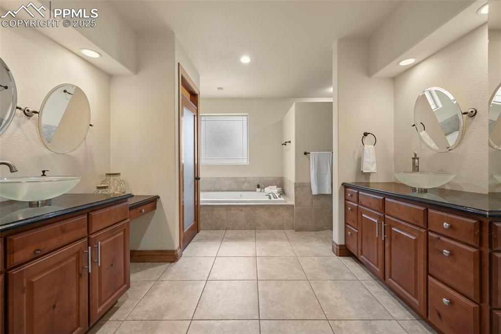 Image 17 of 43: Bathroom