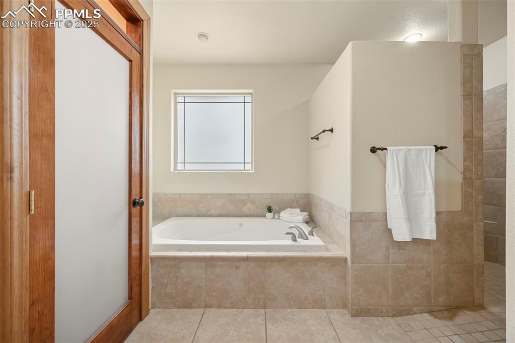 Image 18 of 43: Bathroom